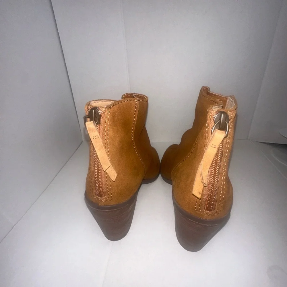 Women's boots in light brown suede size 7. (107)